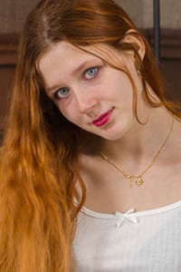 Graj w strip pokera ze zmysłową, 21-letnią rudowłosą Alice o niewinnym spojrzeniu i uroczym, zgrabnym tyłku